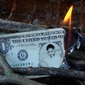 燃烧的纸币